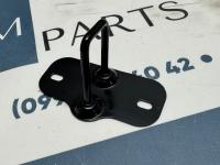 1033015-00-E Крючок замка капота (ригель) Tesla Model X 2015-2020