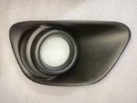 68109870AA Рамка (накладка) противотуманной фары правая Jeep Compass 2011-2016