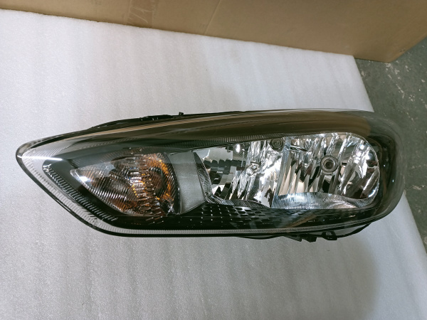 F1EZ-13008-GX Фара черная (без катафота) левая Ford Focus 2015-2018