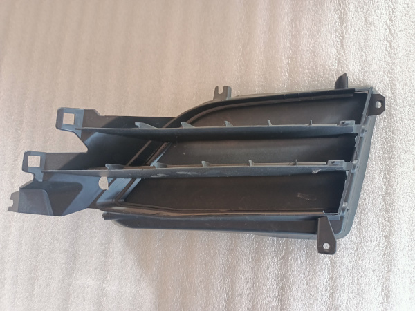 105785100J Решетка (люверс) переднего бампера левая Tesla Model S 2016-2020