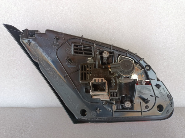 3C8945307AA Фонарь задний внутренний правый Volkswagen Passate CC 2013-2018