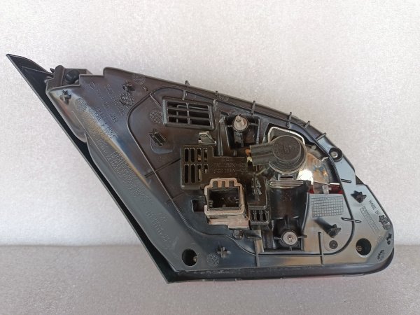 3C8945307AA Фонарь задний внутренний правый Volkswagen Passate CC 2013-2018