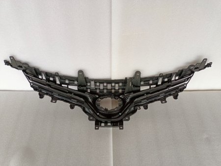 5310106E30 Решетка радиатора (серая) Toyota Camry LE 2018-2021