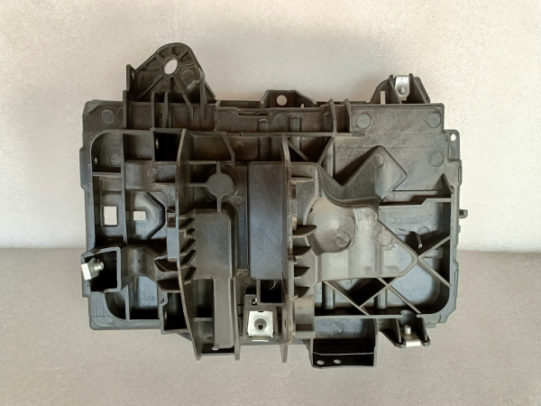 68186053AC Подиум под аккумулятор Jeep Cherokee KL 2014 - 2018