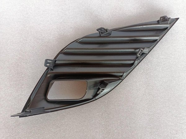 Рамка противотуманной фары левая Toyota Camry 2018-2021