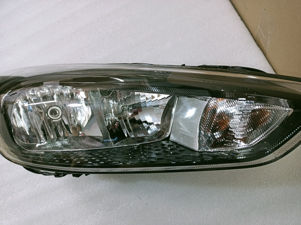 F1EZ-13008-GW Фара черная (без катафота) правая Ford Focus 2015-2018