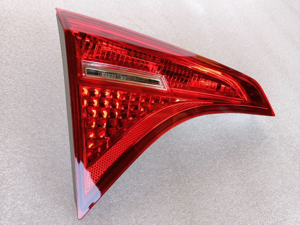 81560-02B10 Фонарь задний внутренний левый USA Toyota Corolla SE 2017-2019