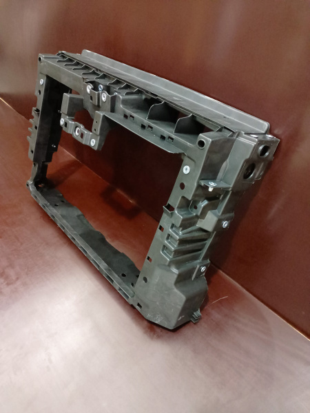 561805588B Панель радиатора (телевизор) с креплением под дистроник Volkswagen Passat B7 2012-2015