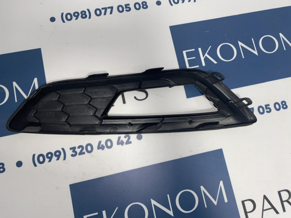 FM5Z-17B814-BA Рамка противотуманной фары правая Ford Focus 2015-2018