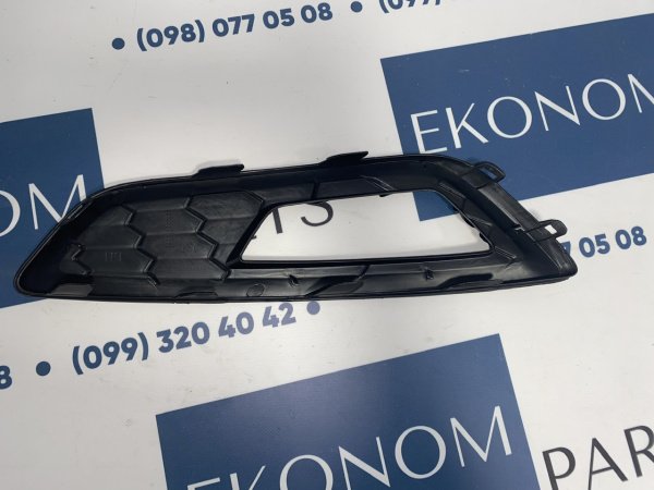 FM5Z-17B814-BA Рамка противотуманной фары правая Ford Focus 2015-2018