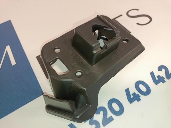 KSD450151 Крепление решетки правое Mazda CX-5 2022-