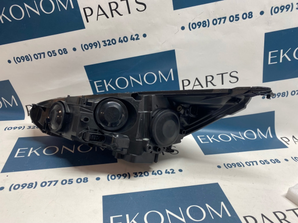 F1EZ-13008-GW Фара черная с активным катафотом правая Ford Focus 2015-2018