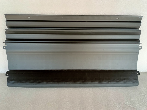 68207944AA Накладка радиатора большая (правая) Jeep Cherokee 2014 - 2018