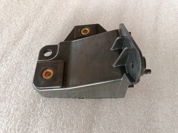 106133100B Крепление переднего бампера-фары левое Tesla Model S 2016-2020