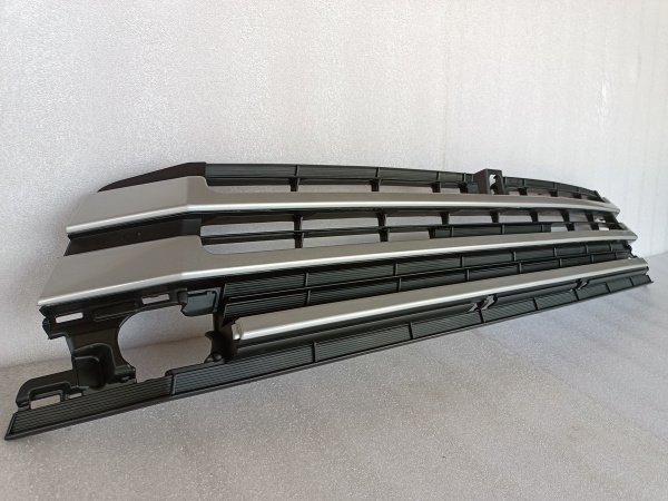 53102-0E090 Решетка переднего бампера под камеру (покрашена под хром) Toyota Highlander 2017-2019