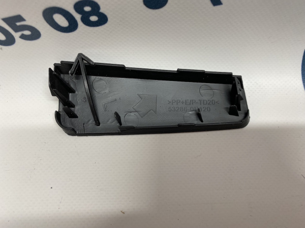 5328642130 Заглушка крюка переднего бампера левая в решетку Toyota RAV4 2019-2021
