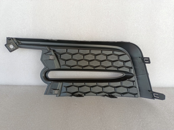 81481-12400 Рамка противотуманной фары правая Toyota Corolla SE 2020-2023