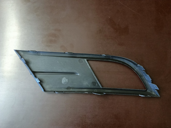 5C6853666E9B9 Рамка противотуманной фары правая Volkswagen Jetta 2016-2018