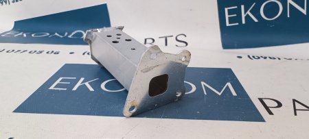 52102-47030 Пятак нижнего усилителя переднего бампера правый Toyota Prius 2016-2022