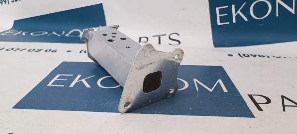52102-47030 Пятак нижнего усилителя переднего бампера правый Toyota Prius 2016-2022