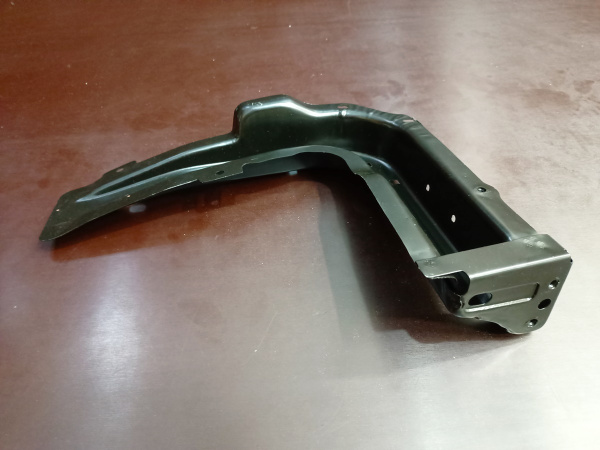 7P6805870 Опора кузова (брызговика) правая Volkswagen Touareg 2010-2018