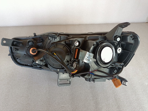 8301B407 Фара правая галоген черная на Mitsubishi Lancer 10