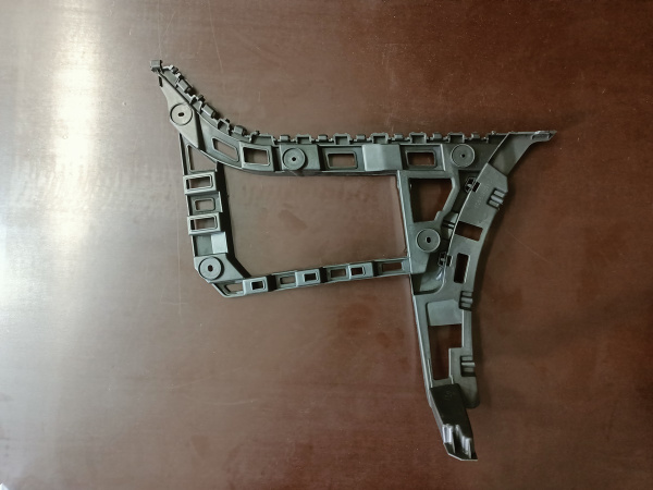 5C6807393 Крепление (кронштейн) заднего бампера нижнее левое Volkswagen Jetta 2011-2015