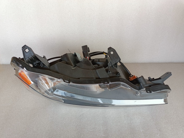 8301B407 Фара правая галоген черная на Mitsubishi Lancer 10