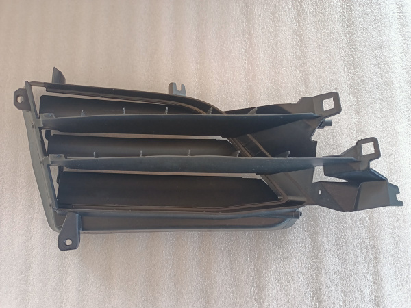 105800700J Решетка (люверс) переднего бампера правая Tesla Model S 2016-2020