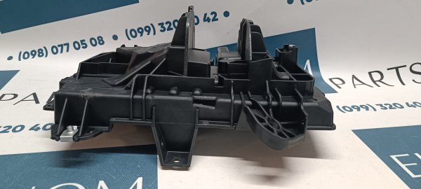 68186053AA Поддон АКБ (под аккумулятор) Jeep Cherokee 2014-2018