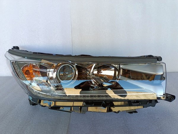 81110-0E390 Фара темная правая Toyota Highlander 2017-2019