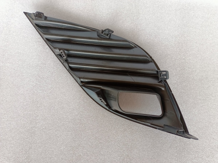 Рамка противотуманной фары правая Toyota Camry 2018-2021