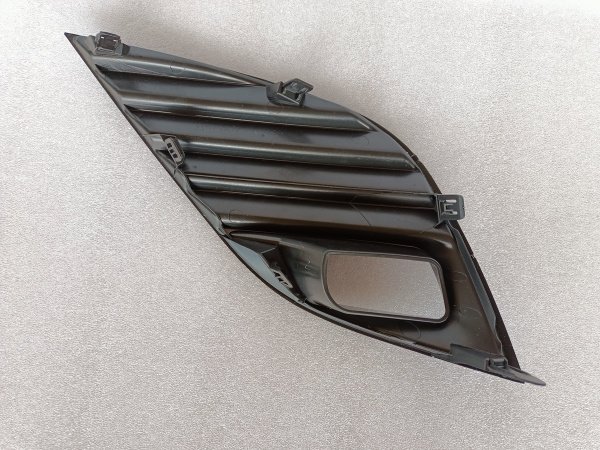 Рамка противотуманной фары правая Toyota Camry 2018-2021