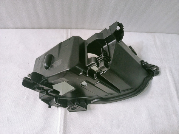 4L0941614B Кронштейн  крепления передней правой фары  AUDI Q7 2010-2015