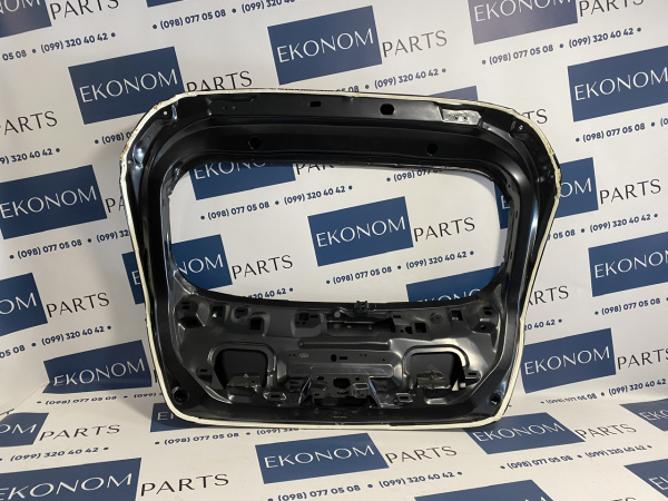 AE8Z-5840110-A Крышка багажника (хэтчбек) Ford Fiesta 2013-2017