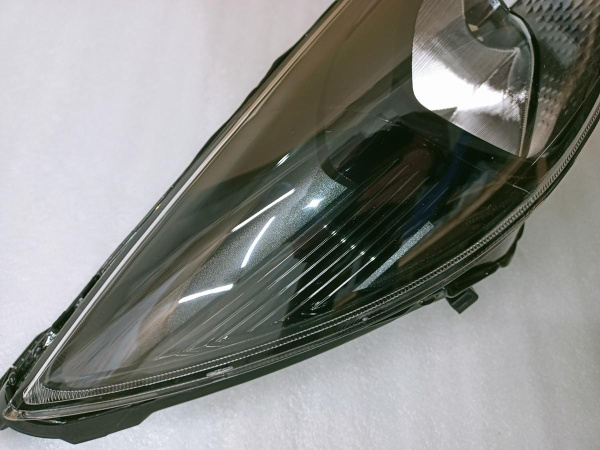 F1EZ-13008-GW Фара черная (без катафота) правая Ford Focus 2015-2018