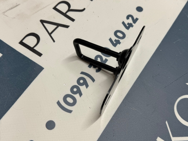 1033015-00-E Крючок замка капота (ригель) Tesla Model X 2015-2020