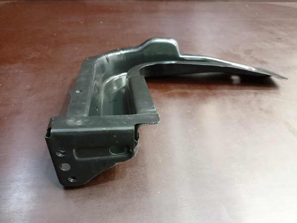 7P6805869 Опора кузова (брызговика) левая Volkswagen Touareg 2010-2018