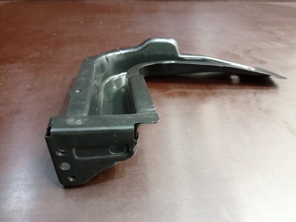 7P6805869 Опора кузова (брызговика) левая Volkswagen Touareg 2010-2018