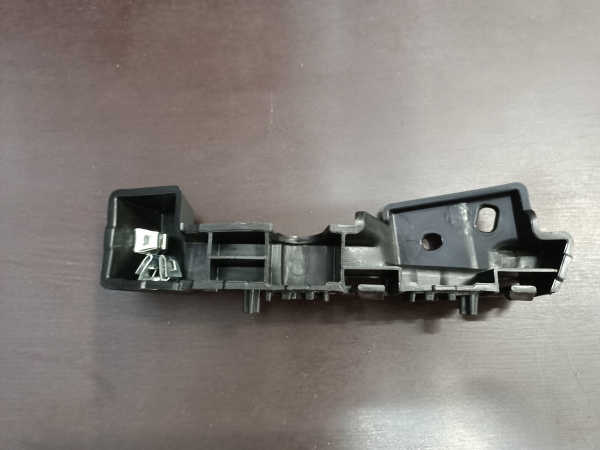 84650637 Крепление переднего бампера нижнее левое Chevrolet Malibu 2016-2019