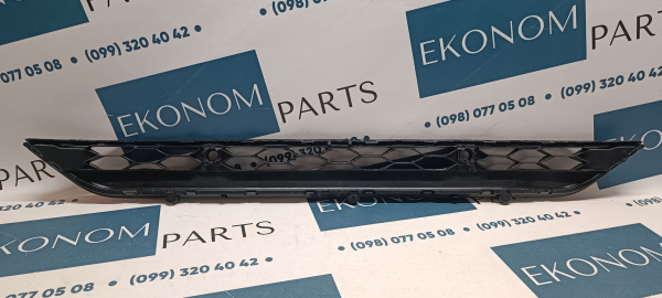 Решетка переднего бампера под парктроники черная Volkswagen Tiguan 2017-2020