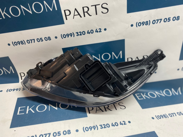 F1EZ-13008-GW Фара черная с активным катафотом правая Ford Focus 2015-2018