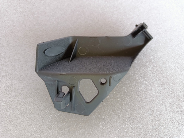 5242206040 Крепление решетки радиатора правое Toyota Camry SE 2018-2021