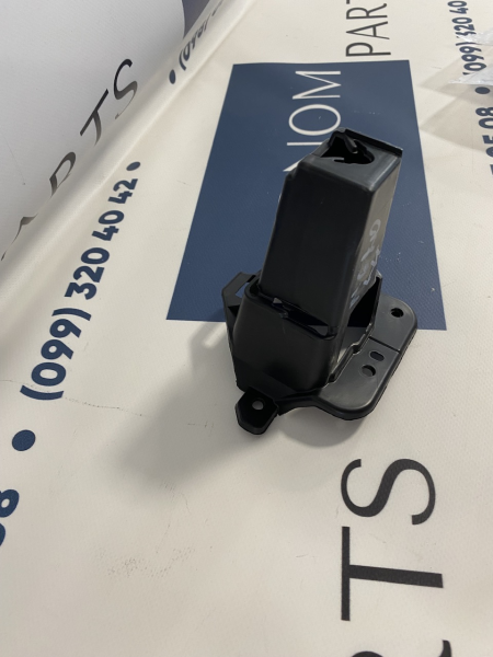 GSH750162  Крепление решетки радиатора левое Mazda 6 2020