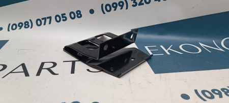 68195878AA Крепление (опора) радиатора нижняя правая Jeep Cherokee 2014-2018