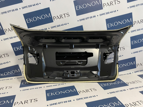 AE8Z-5440110-A Крышка багажника (седан) Ford Fiesta 2013-2017