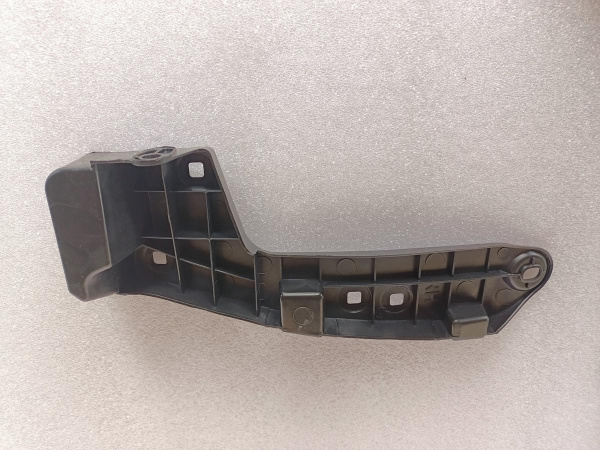 5259106030 Крепление (кронштейн) заднего бампера нижнее праве Toyota Camry 2018-2021