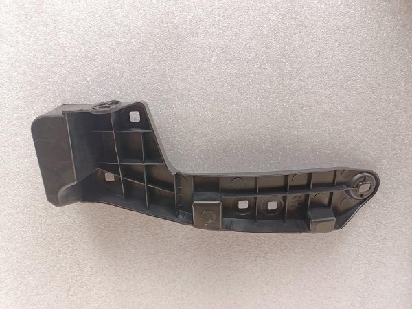 5259106030 Крепление (кронштейн) заднего бампера нижнее праве Toyota Camry 2018-2021