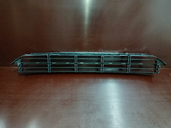 5618536779B9 Решетка переднего бампера Volkswagen Passat B7 2012-2015