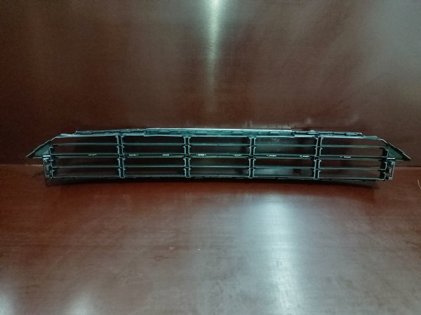 5618536779B9 Решетка переднего бампера Volkswagen Passat B7 2012-2015